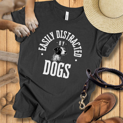 Easily Distracted By Dogs - T-Shirt Unisex Modern Fit - Weich & Leicht
