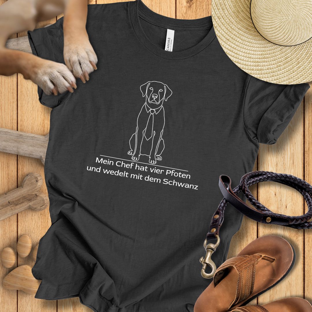 Mein Chef hat vier Pfoten und wedelt mit dem Schwanz -  T-Shirt Unisex Modern Fit - Weich & Leicht