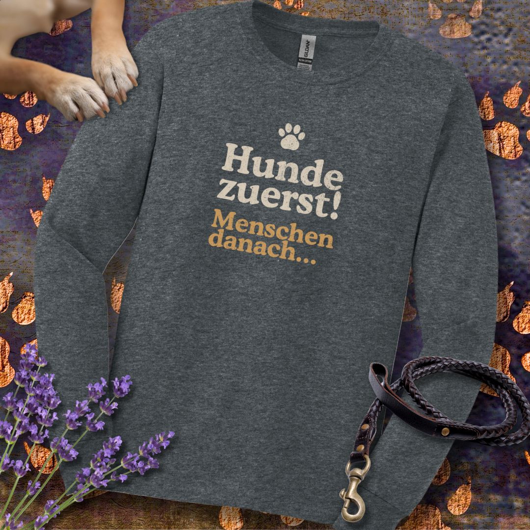 Hunde zuerst! Menschen danach... - Unisex Longsleeve Classic Fit