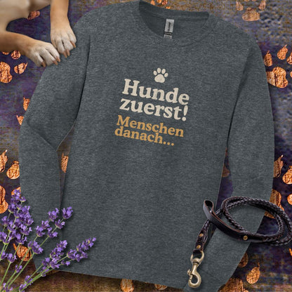 Hunde zuerst! Menschen danach... - Unisex Longsleeve Classic Fit