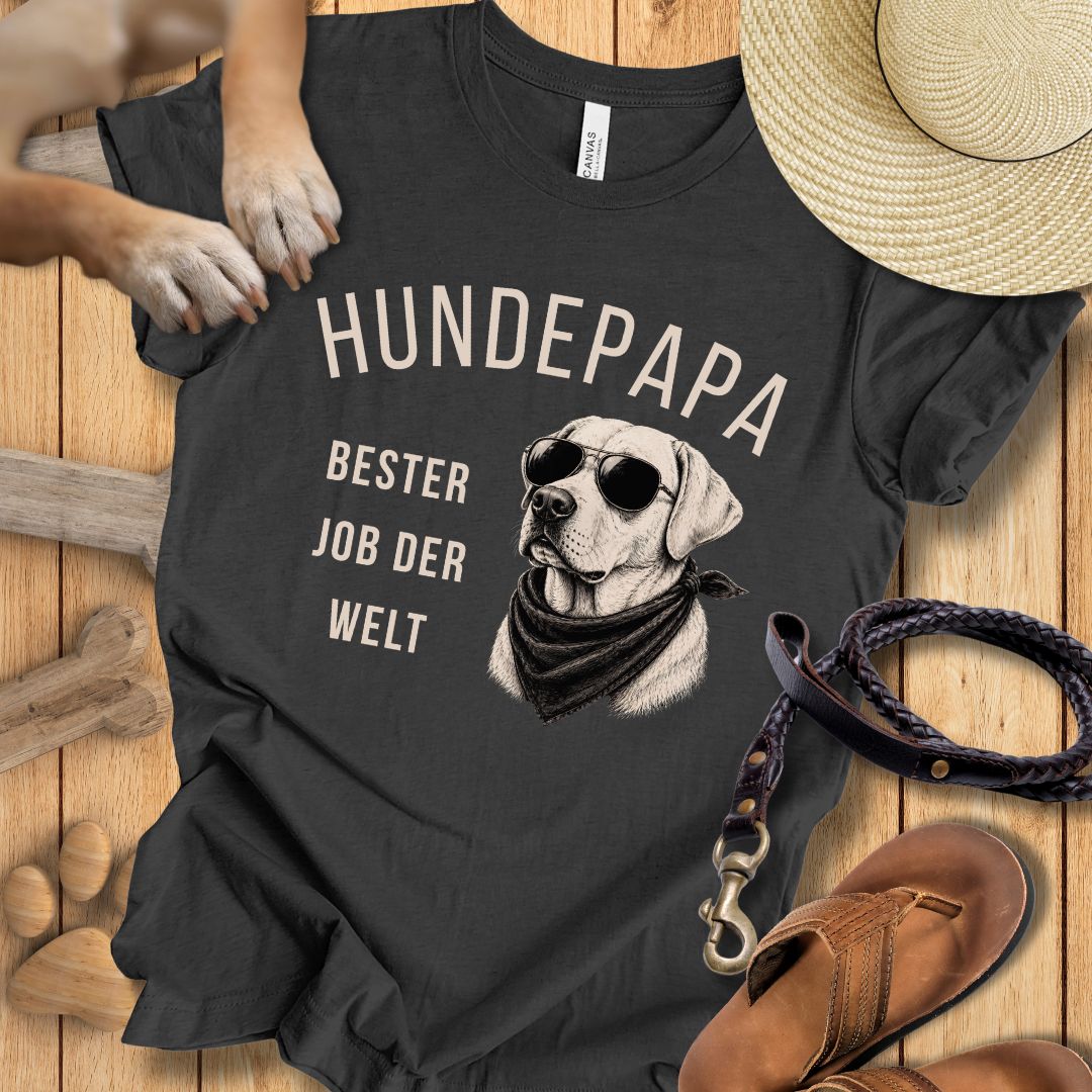 T-Shirt des Monats Mai "Bester Job der Welt: Hundepapa" - T-Shirt Unisex Modern Fit - Weich & Leicht