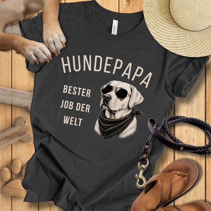 T-Shirt des Monats Mai "Bester Job der Welt: Hundepapa" - T-Shirt Unisex Modern Fit - Weich & Leicht