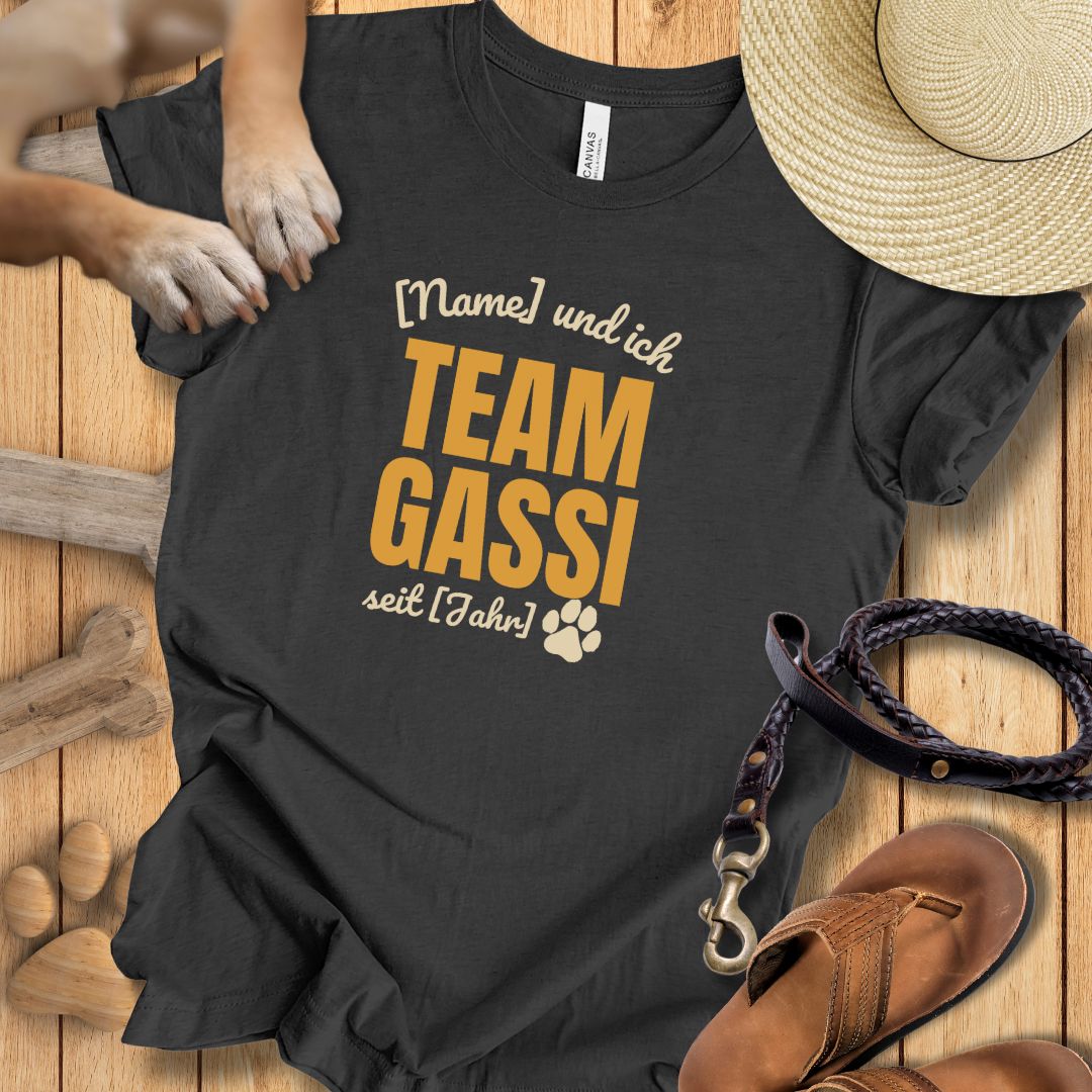 Team Gassi Personalisierbar - T-Shirt Unisex Modern Fit - Weich & Leicht