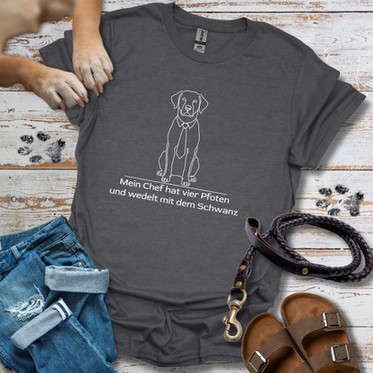 Mein Chef hat vier Pfoten und wedelt mit dem Schwanz - T-Shirt Unisex Classic Fit - Bequemer Klassiker
