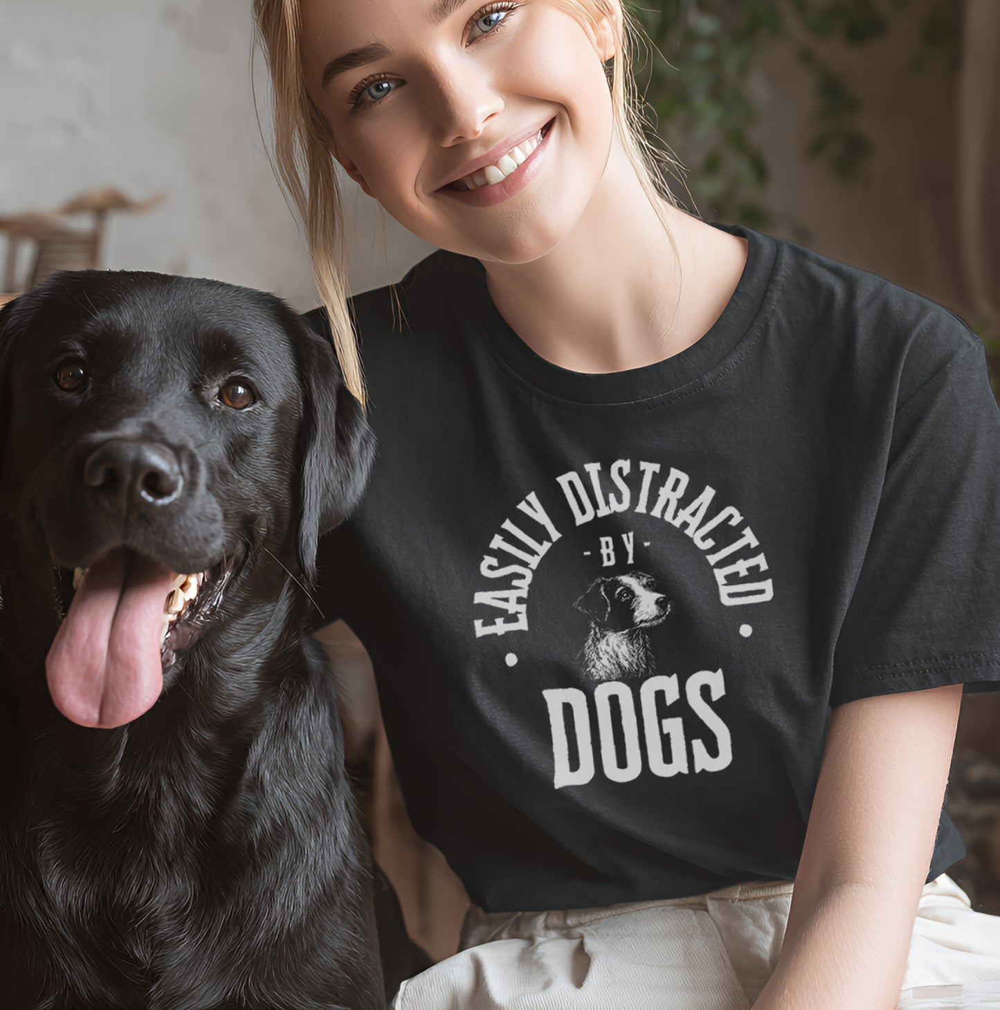 Easily Distracted By Dogs - T-Shirt Unisex Modern Fit - Weich & Leicht