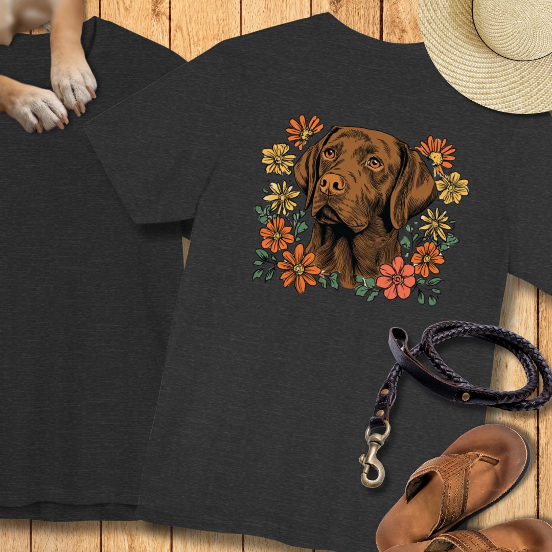 Labrador in Blumen - Nur Hinten - T-Shirt Unisex Modern Fit - Weich & Leicht