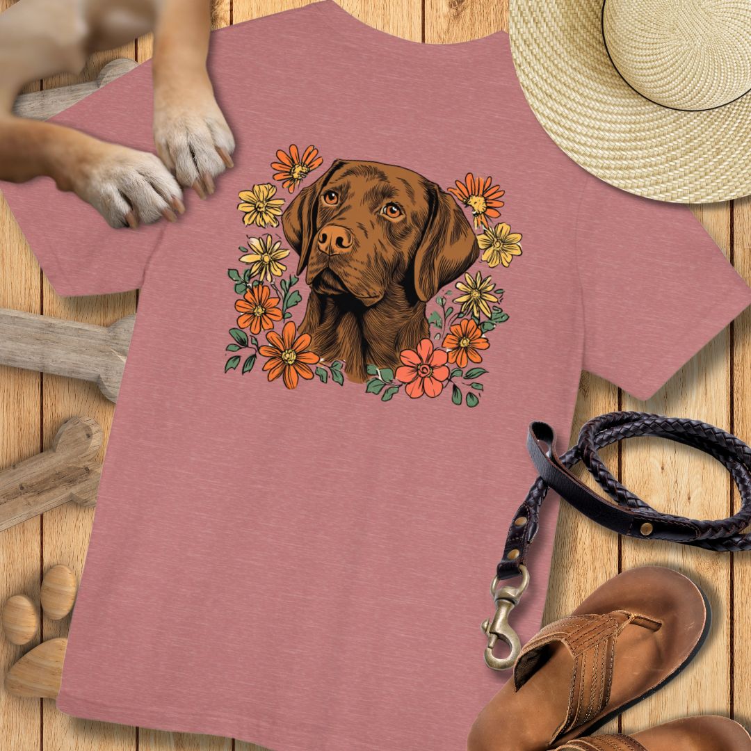 Labrador in Blumen - Nur Hinten - T-Shirt Unisex Modern Fit - Weich & Leicht