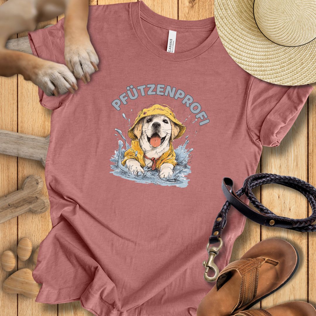 T‑Shirt des Monats November "Pfützenprofi" - T-Shirt Unisex Modern Fit - Weich & Leicht