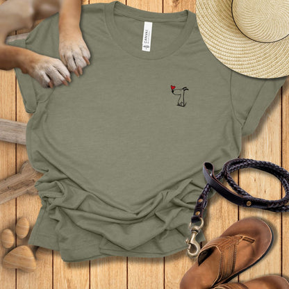 Kleiner Hund mit Herz - Beidseitig bedrucktes T-Shirt Damen Slim Fit