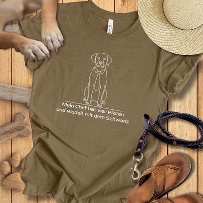 Mein Chef hat vier Pfoten und wedelt mit dem Schwanz -  T-Shirt Unisex Modern Fit - Weich & Leicht