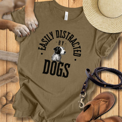 Easily Distracted By Dogs - T-Shirt Unisex Modern Fit - Weich & Leicht