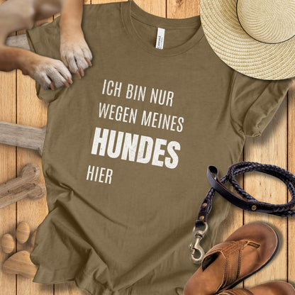 Ich bin nur wegen meines Hundes hier - T-Shirt Unisex Modern Fit - Weich & Leicht