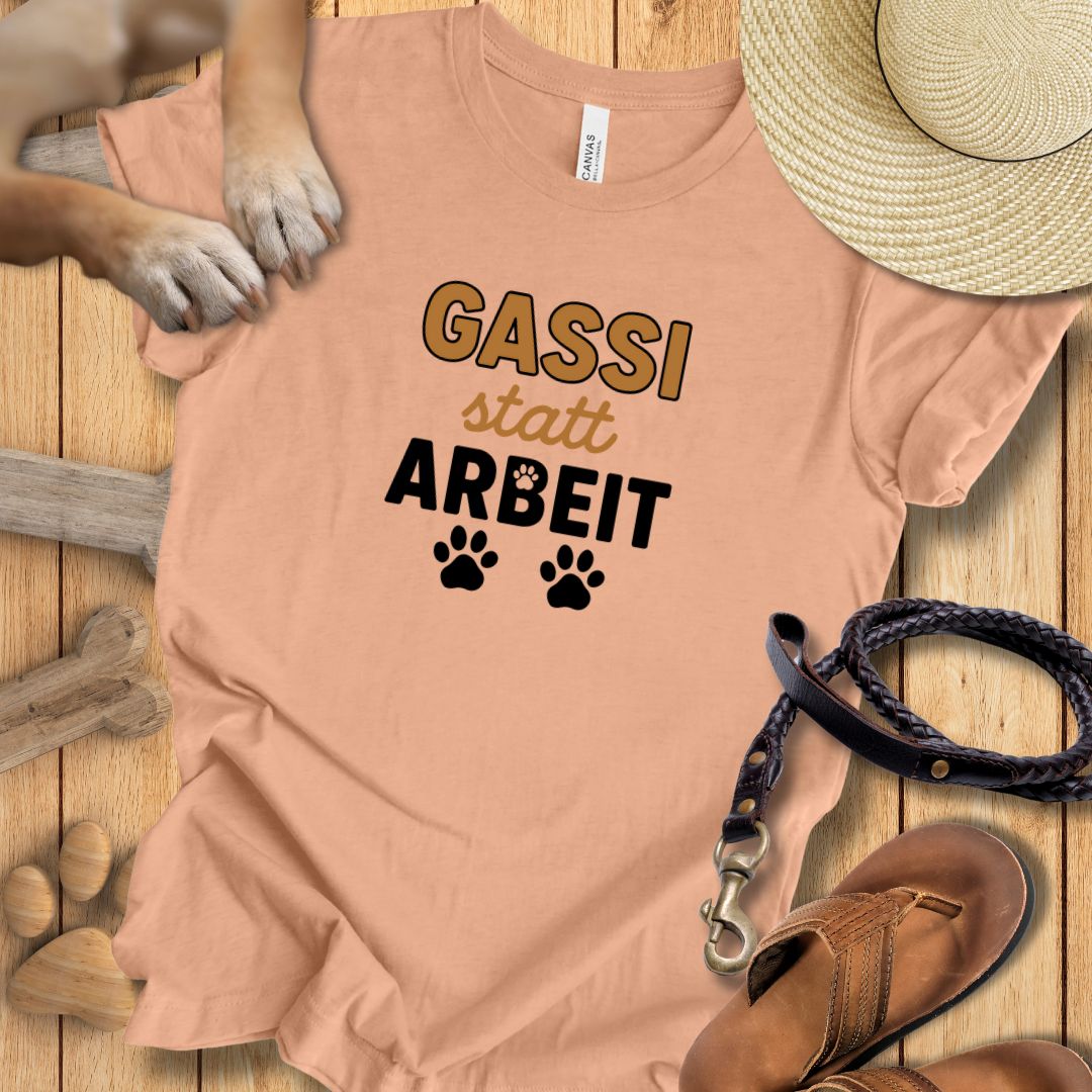 Gassi statt Arbeit - T-Shirt Unisex Modern Fit - Weich & Leicht