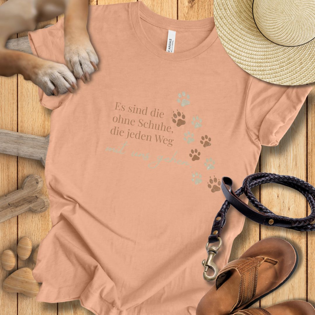 Es sind die ohne Schuhe, die jeden Weg mit uns gehen - T-Shirt Unisex Modern Fit - Weich & Leicht