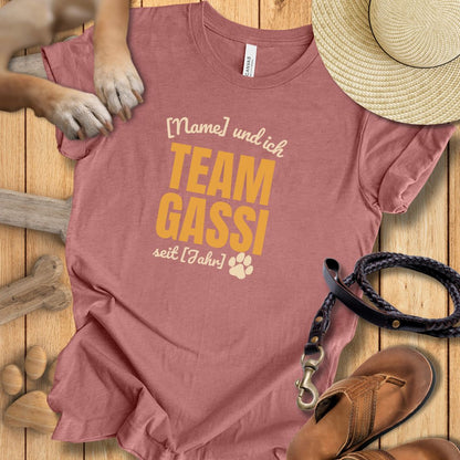 Team Gassi Personalisierbar - T-Shirt Unisex Modern Fit - Weich & Leicht