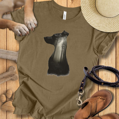 Silhouette Hund mit Wald - T-Shirt Unisex Modern Fit - Weich & Leicht