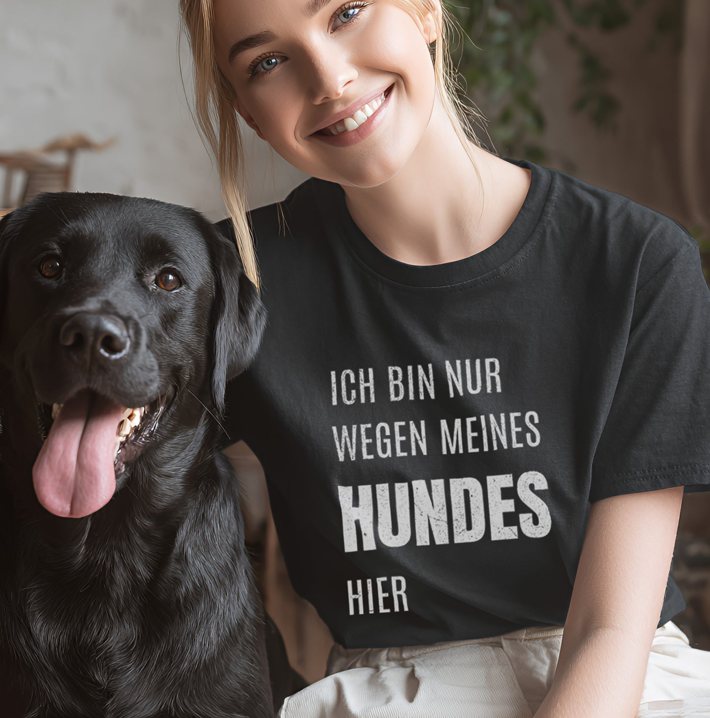 Ich bin nur wegen meines Hundes hier - T-Shirt Unisex Classic Fit - Bequemer Klassiker
