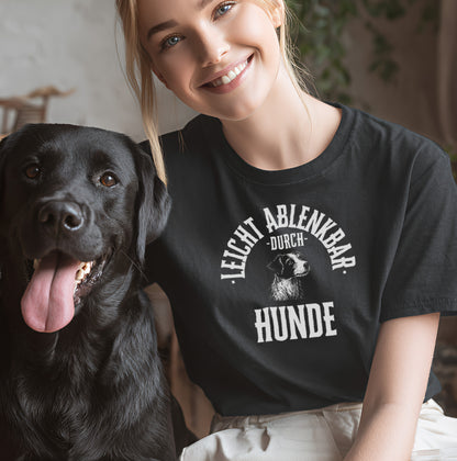 Leicht ablenkbar durch Hunde - T-Shirt Unisex Modern Fit - Weich & Leicht