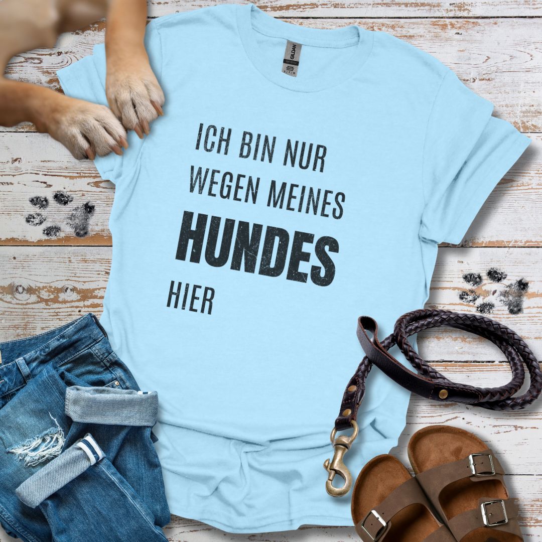Ich bin nur wegen meines Hundes hier - T-Shirt Unisex Classic Fit - Bequemer Klassiker