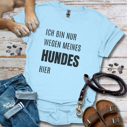 Ich bin nur wegen meines Hundes hier - T-Shirt Unisex Classic Fit - Bequemer Klassiker