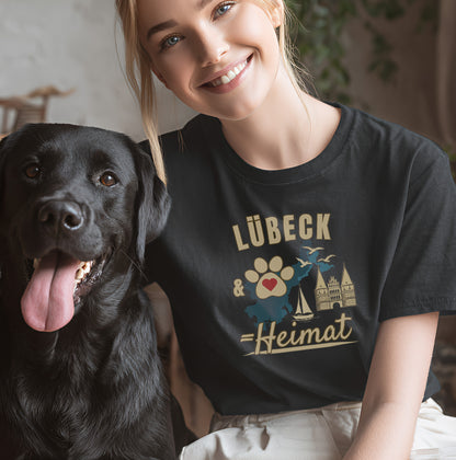 Lübeck & Hund = Heimat - T-Shirt Unisex Modern Fit - Weich & Leicht