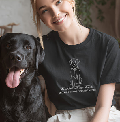 Mein Chef hat vier Pfoten und wedelt mit dem Schwanz - T-Shirt Unisex Classic Fit - Bequemer Klassiker