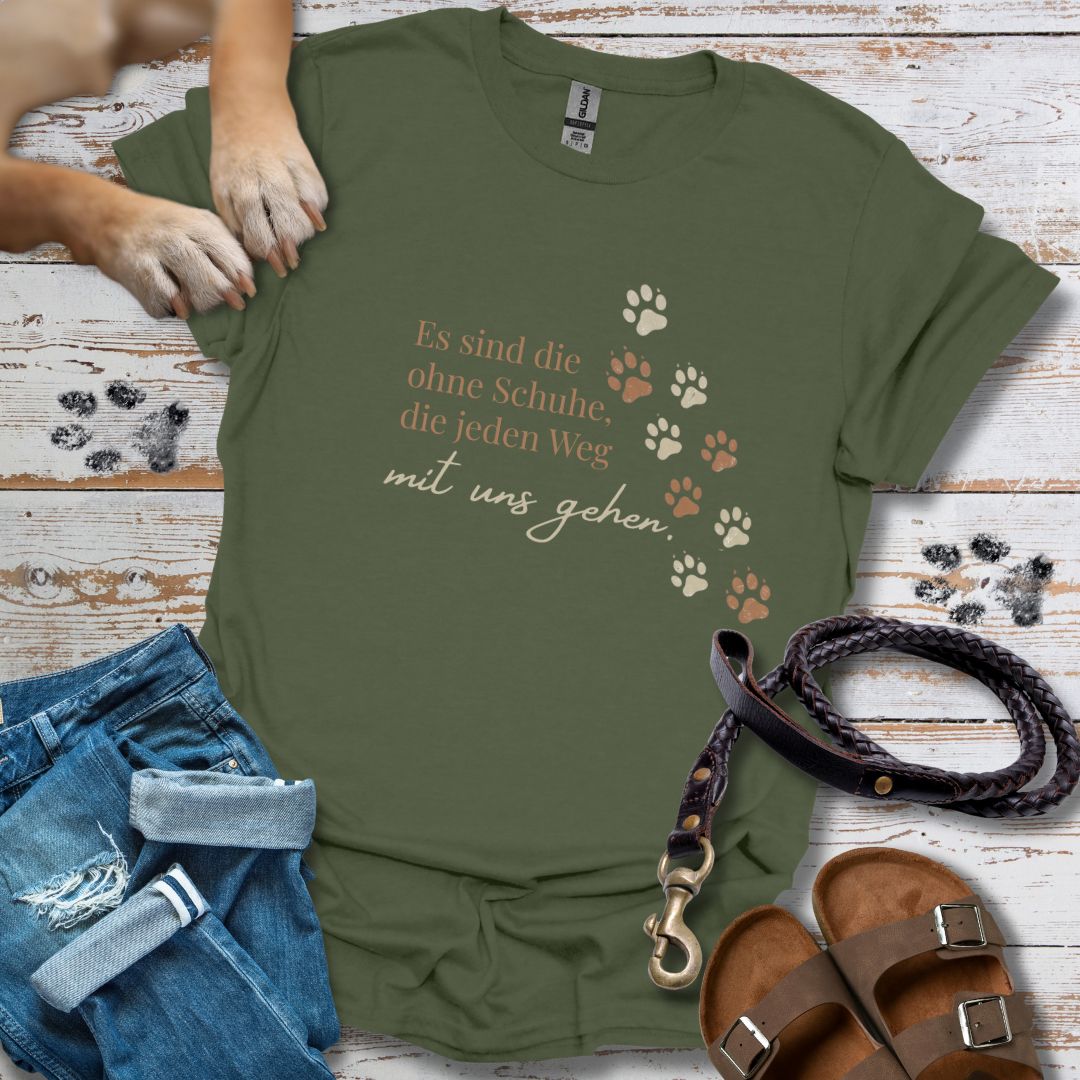 Es sind die ohne Schuhe, die jeden Weg mit uns gehen - T-Shirt Unisex Classic Fit - Bequemer Klassiker