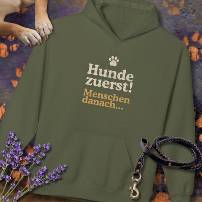 Hunde zuerst! Menschen danach... -  Unisex Modern Fit Hoodie