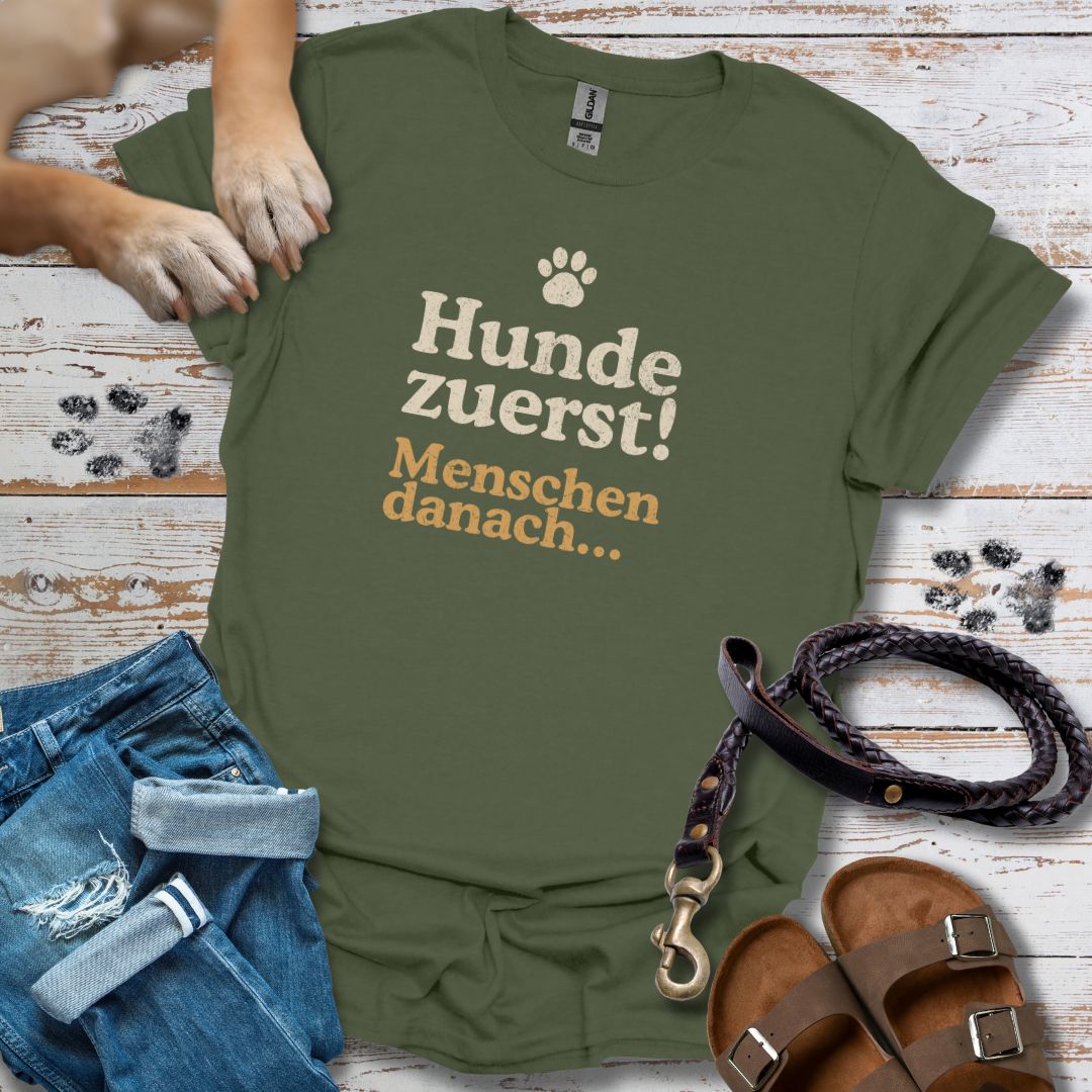 Hunde zuerst! - Menschen danach... - T-Shirt Unisex Classic Fit - Bequemer Klassiker