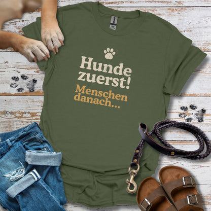 Hunde zuerst! - Menschen danach... - T-Shirt Unisex Classic Fit - Bequemer Klassiker
