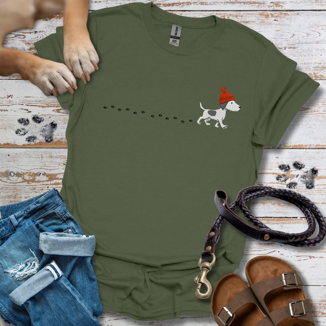 Kleiner Hund im Schnee - T-Shirt Unisex Relaxed Fit
