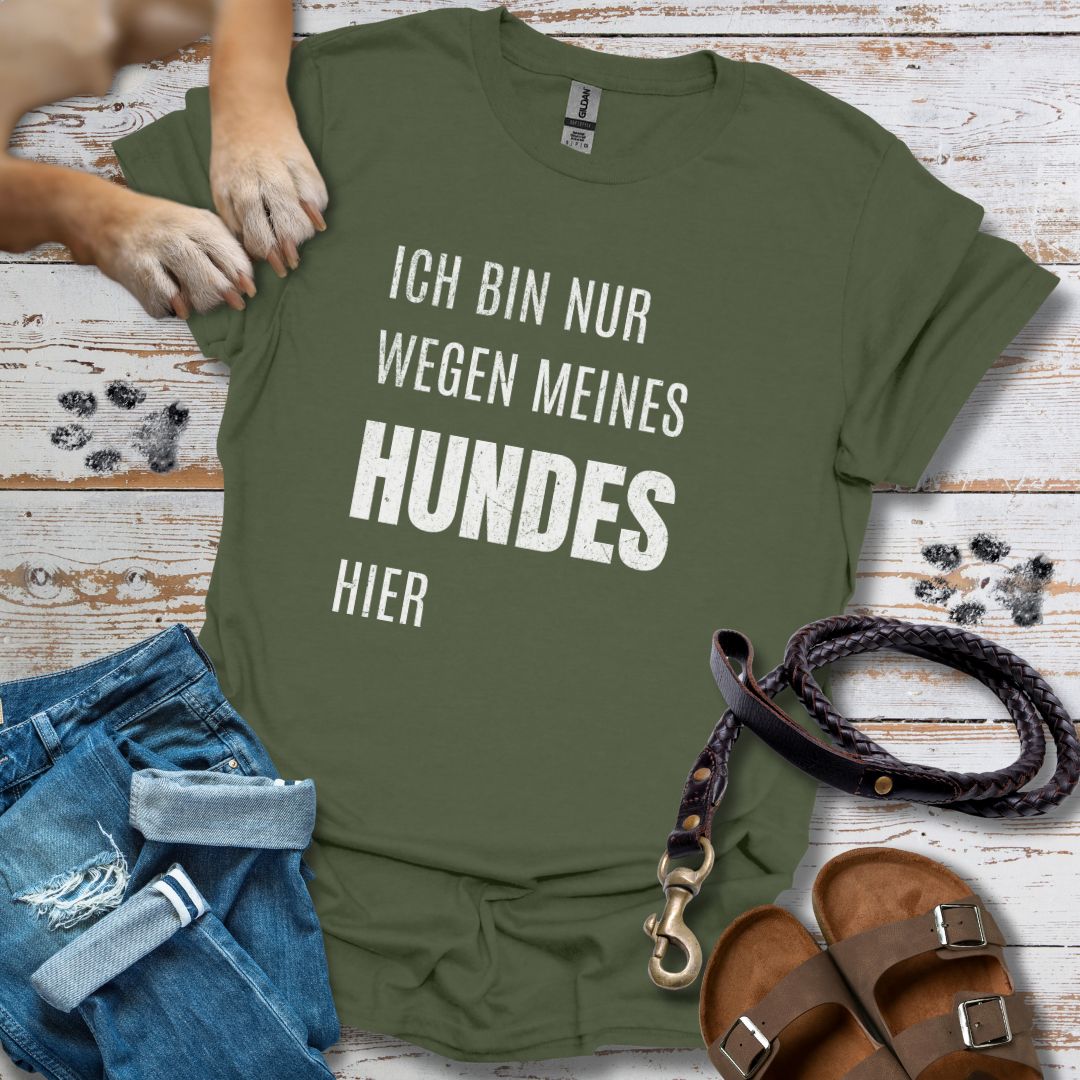 Ich bin nur wegen meines Hundes hier - T-Shirt Unisex Classic Fit - Bequemer Klassiker