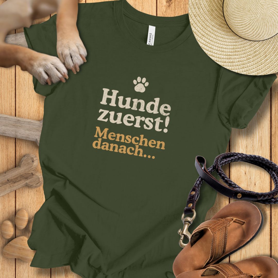 Hunde zuerst! - Menschen danach... - T-Shirt Unisex Modern Fit - Weich & Leicht