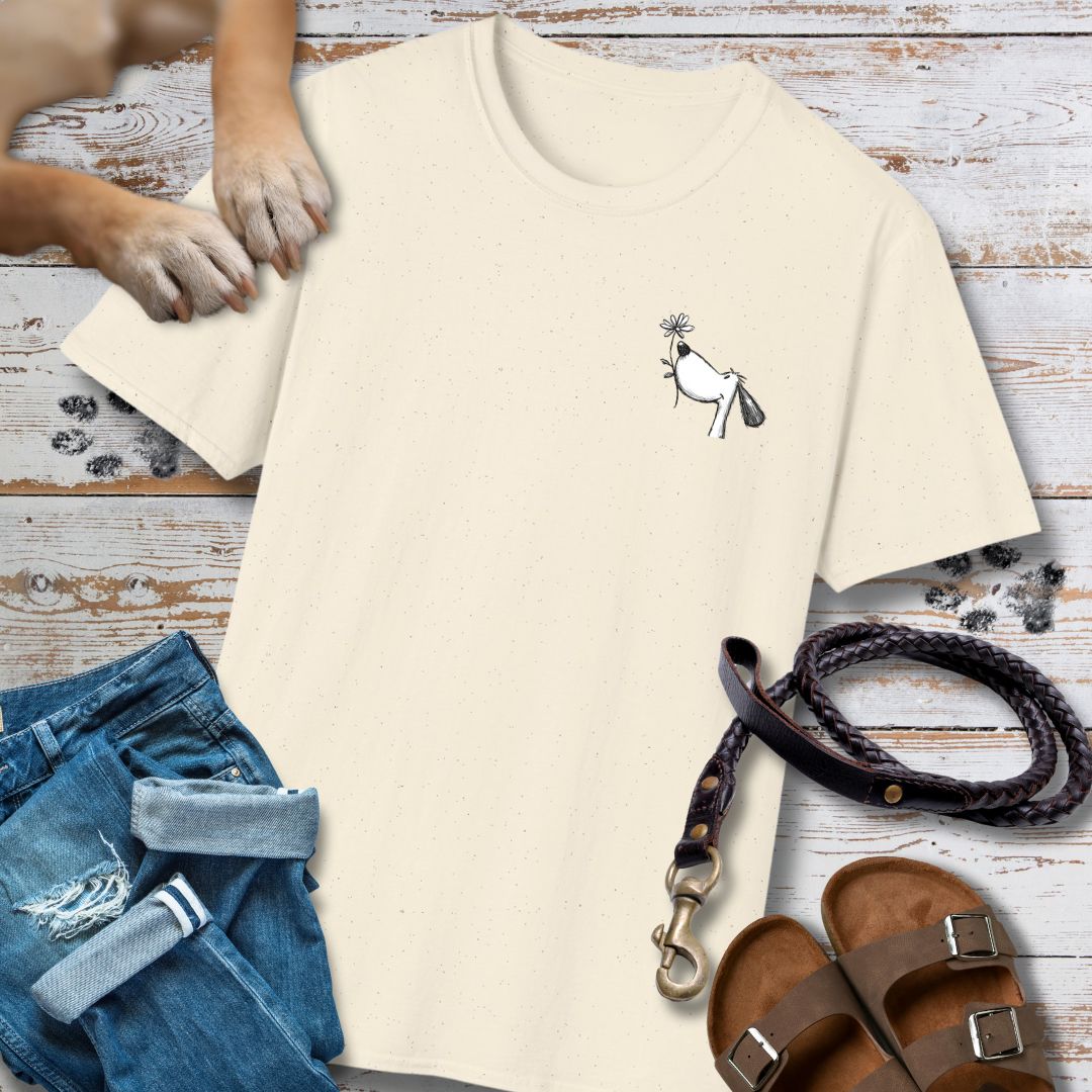 Kleiner Hund mit Blume - Vorne & Hinten - T-Shirt Unisex Classic Fit - Bequemer Klassiker