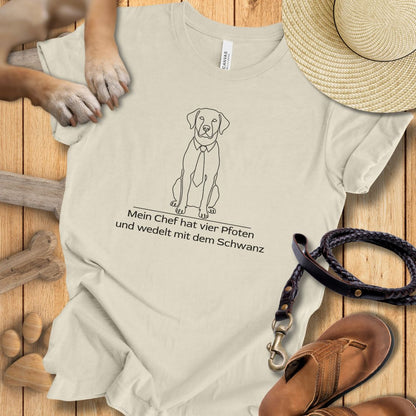 Mein Chef hat vier Pfoten und wedelt mit dem Schwanz -  T-Shirt Unisex Modern Fit - Weich & Leicht