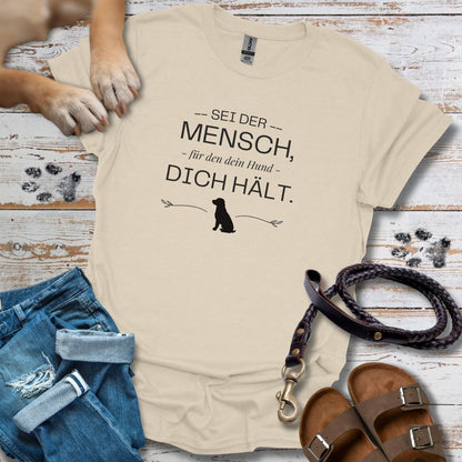 Sei der Mensch, für den dein Hund dich hält - T-Shirt Unisex Classic Fit - Bequemer Klassiker
