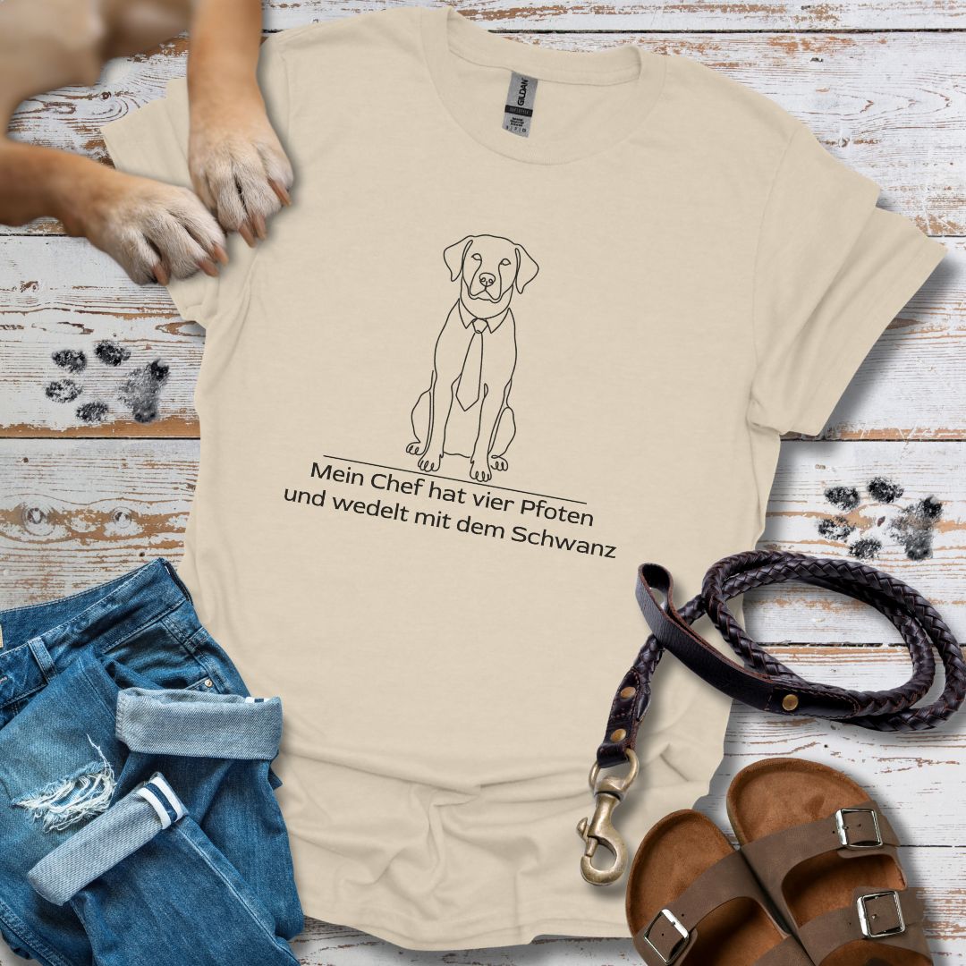 Mein Chef hat vier Pfoten und wedelt mit dem Schwanz - T-Shirt Unisex Classic Fit - Bequemer Klassiker
