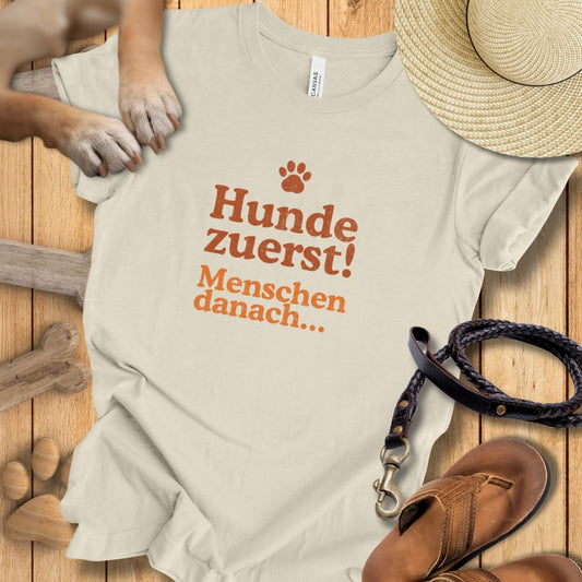 Hunde zuerst! - Menschen danach... - T-Shirt Unisex Modern Fit - Weich & Leicht
