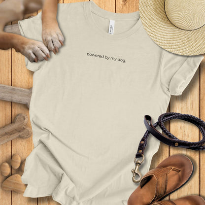 powered by my dog. - T-Shirt Unisex Modern Fit - Weich & Leicht