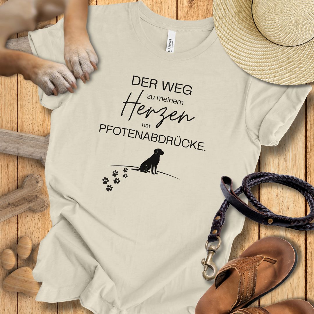Der Weg zu meinem Herzen hat Pfotenabdrücke - T-Shirt Unisex Modern Fit - Weich & Leicht