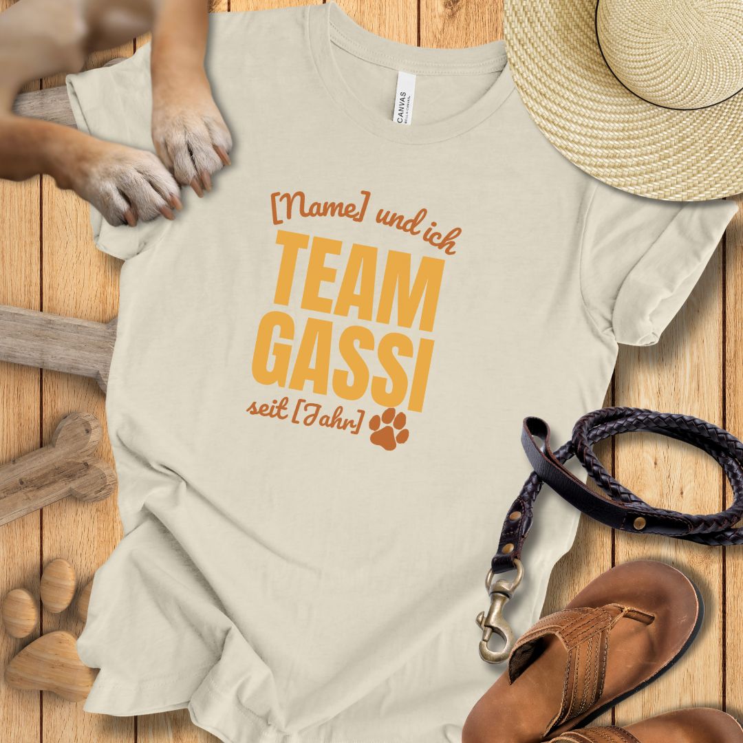 Team Gassi Personalisierbar - T-Shirt Unisex Modern Fit - Weich & Leicht
