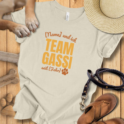 Team Gassi Personalisierbar - T-Shirt Unisex Modern Fit - Weich & Leicht