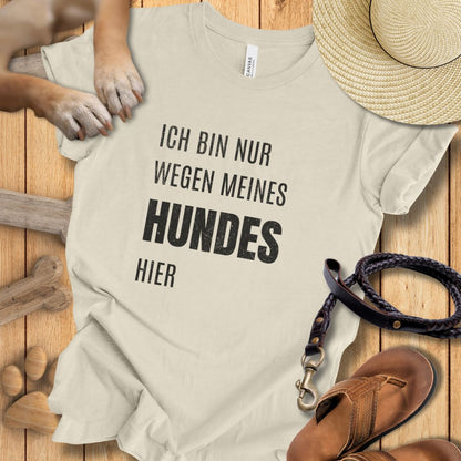 Ich bin nur wegen meines Hundes hier - T-Shirt Unisex Modern Fit - Weich & Leicht