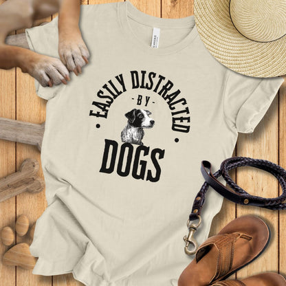 Easily Distracted By Dogs - T-Shirt Unisex Modern Fit - Weich & Leicht