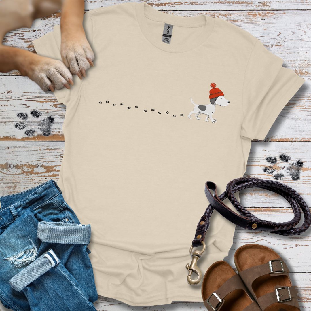 Kleiner Hund im Schnee - T-Shirt Unisex Relaxed Fit