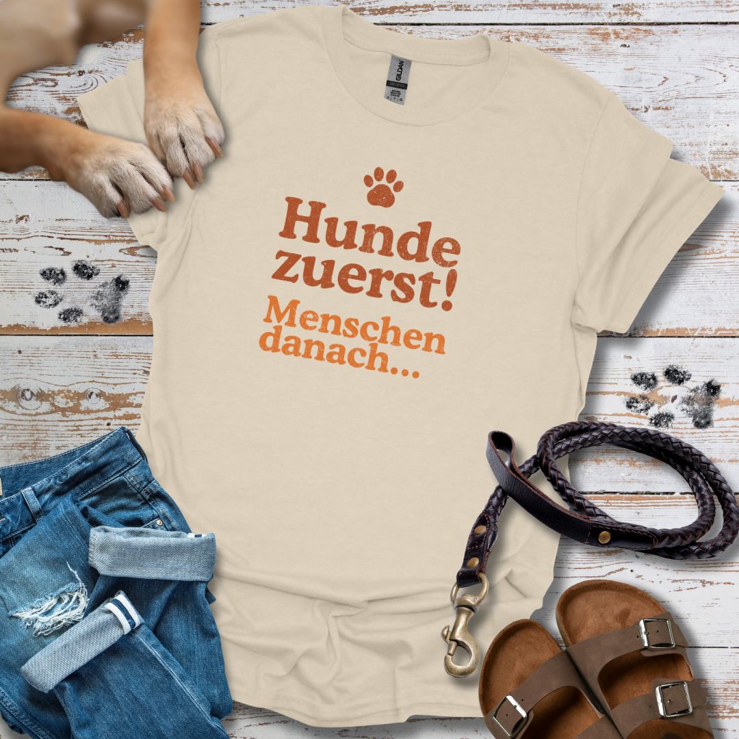 Hunde zuerst! - Menschen danach... - T-Shirt Unisex Classic Fit - Bequemer Klassiker