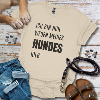 Ich bin nur wegen meines Hundes hier - T-Shirt Unisex Classic Fit - Bequemer Klassiker