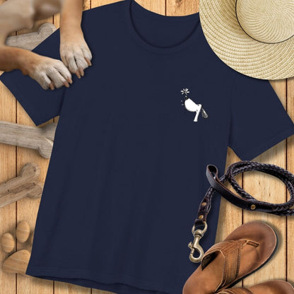 Kleiner Hund mit Blume - Vorne & Hinten - T-Shirt Unisex Modern Fit - Weich & Leicht