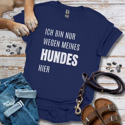 Ich bin nur wegen meines Hundes hier - T-Shirt Unisex Classic Fit - Bequemer Klassiker