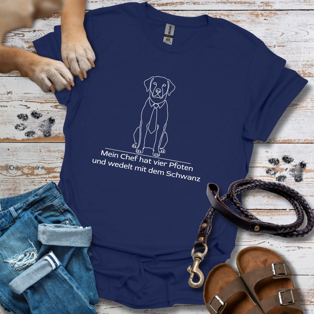 Mein Chef hat vier Pfoten und wedelt mit dem Schwanz - T-Shirt Unisex Classic Fit - Bequemer Klassiker